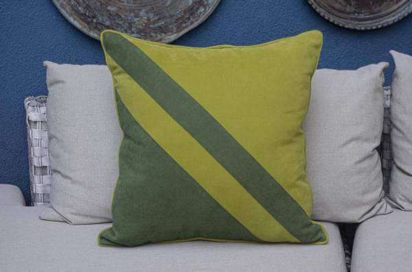 Mikasa Moor Yeşil Üçgen Model 55 x 55 Yastık