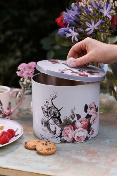 Mikasa x V&A Alice in Wonderland  Teneke Bisküvi Kutusu 18x15